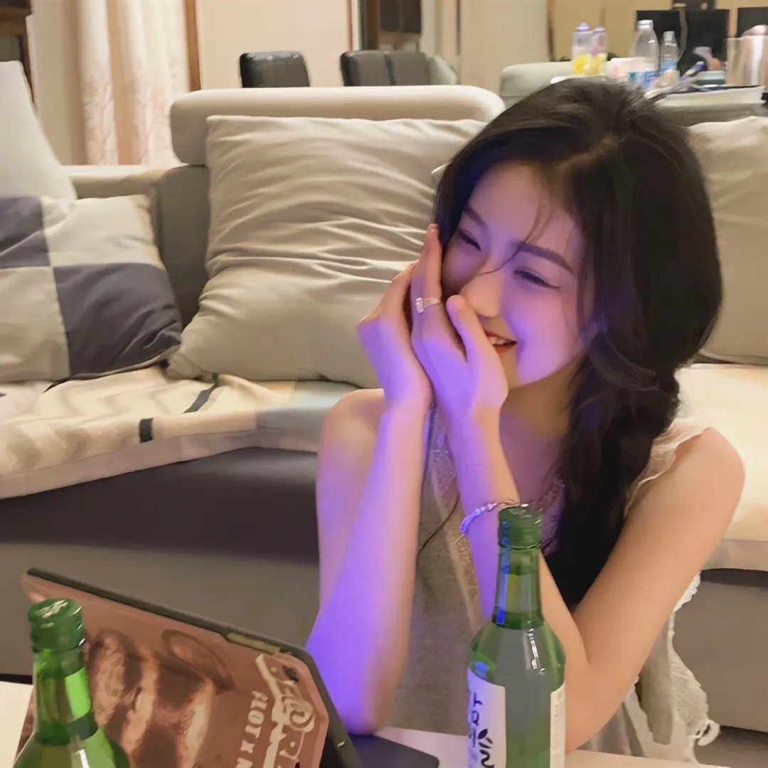人气爱豆被曝深夜共进晚餐，深夜街头画面流出